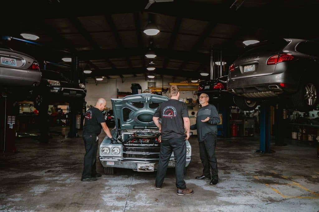 technician and mechanic from Simmonson Auto check car issues